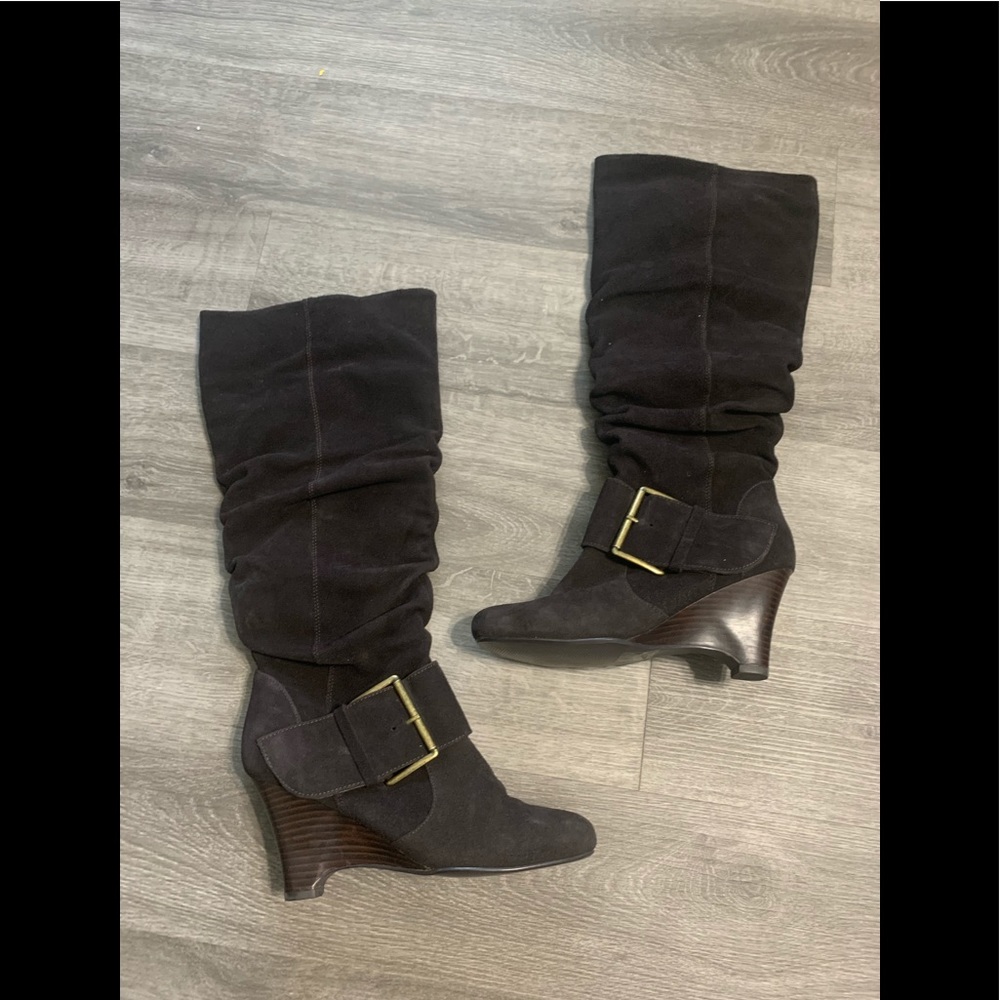 Real Suede Brown boots size 8. Zipper on side